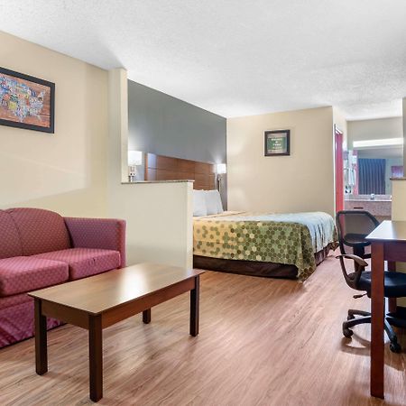 Econo Lodge Inn & Suites Форест Экстерьер фото