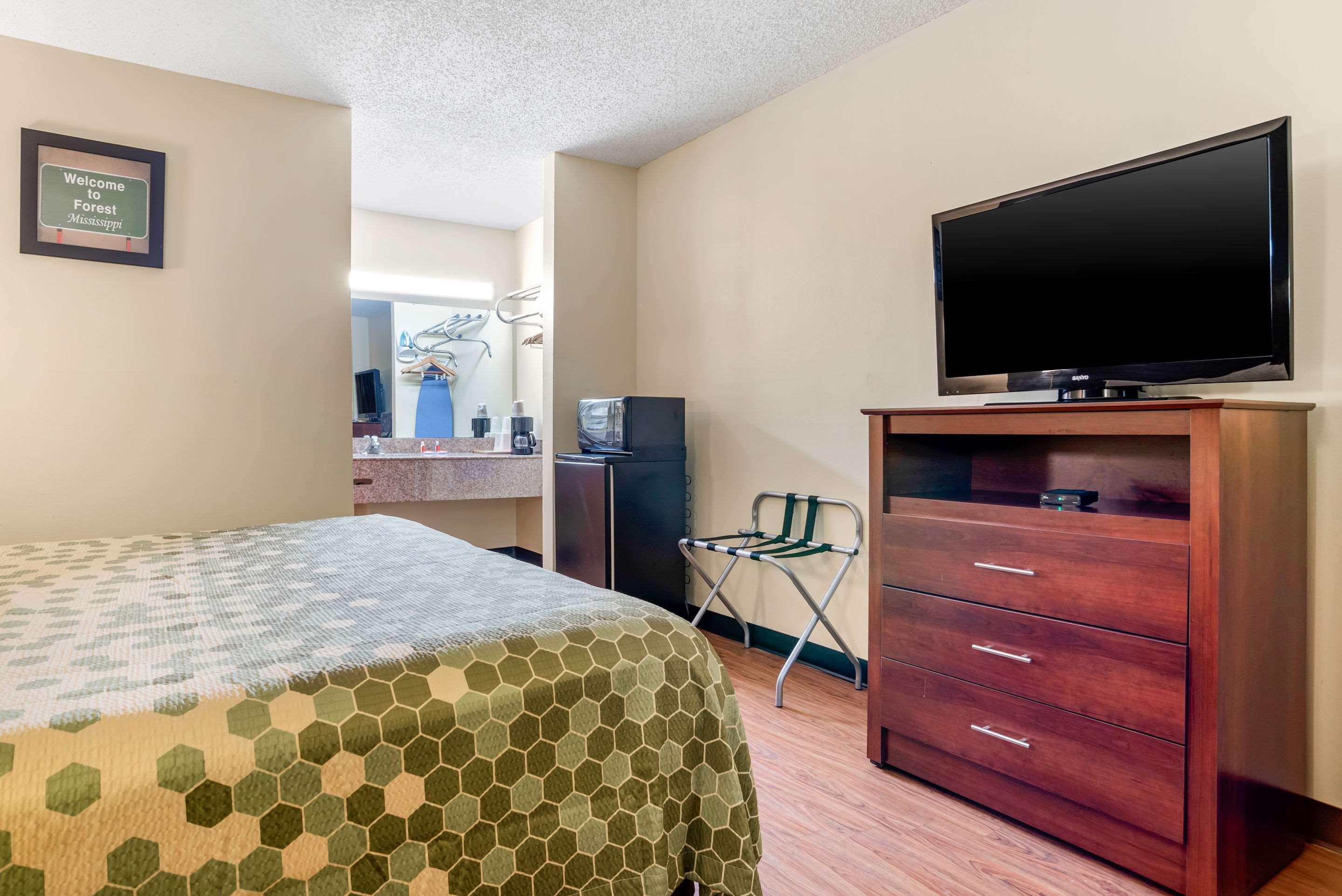 Econo Lodge Inn & Suites Форест Экстерьер фото