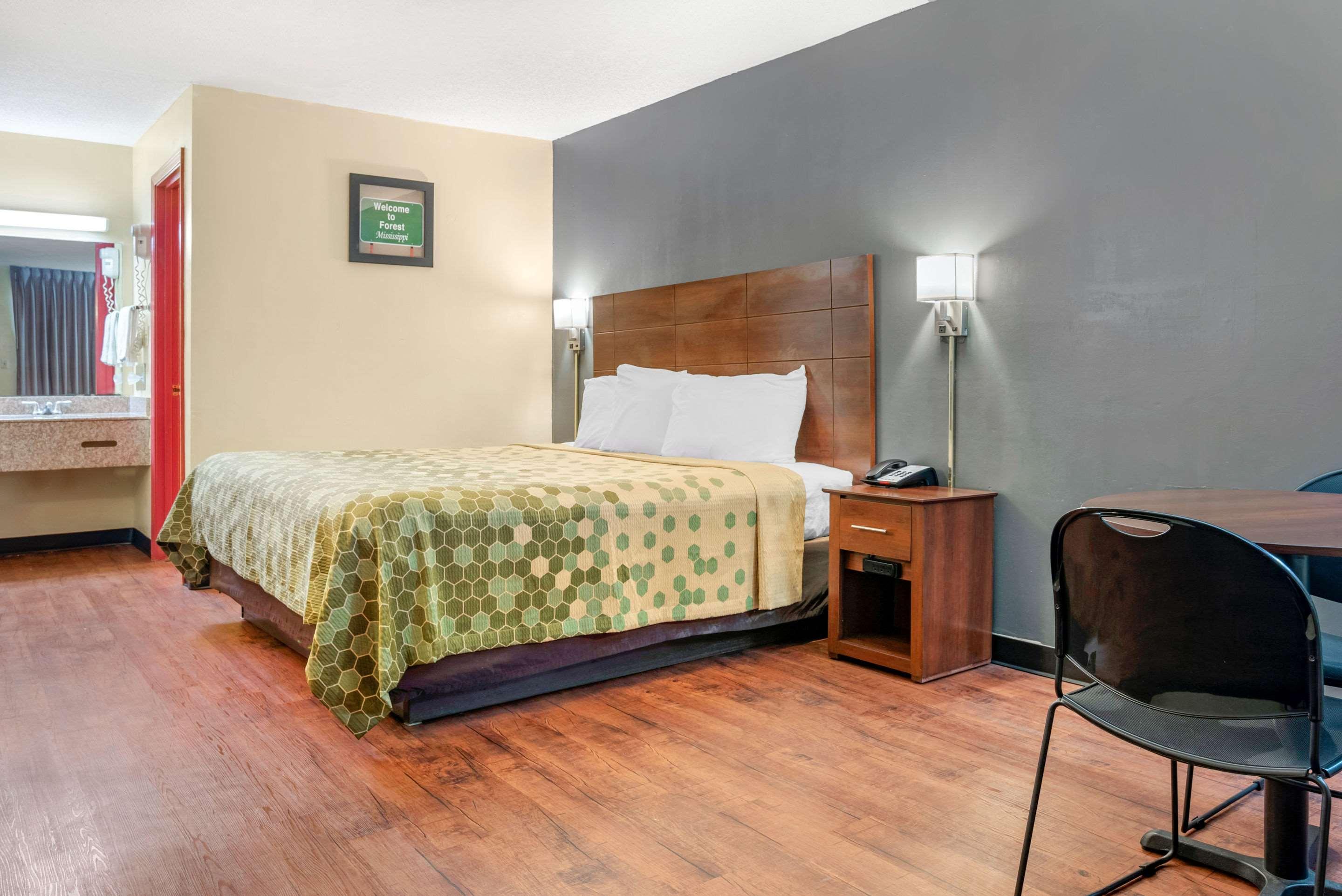 Econo Lodge Inn & Suites Форест Экстерьер фото