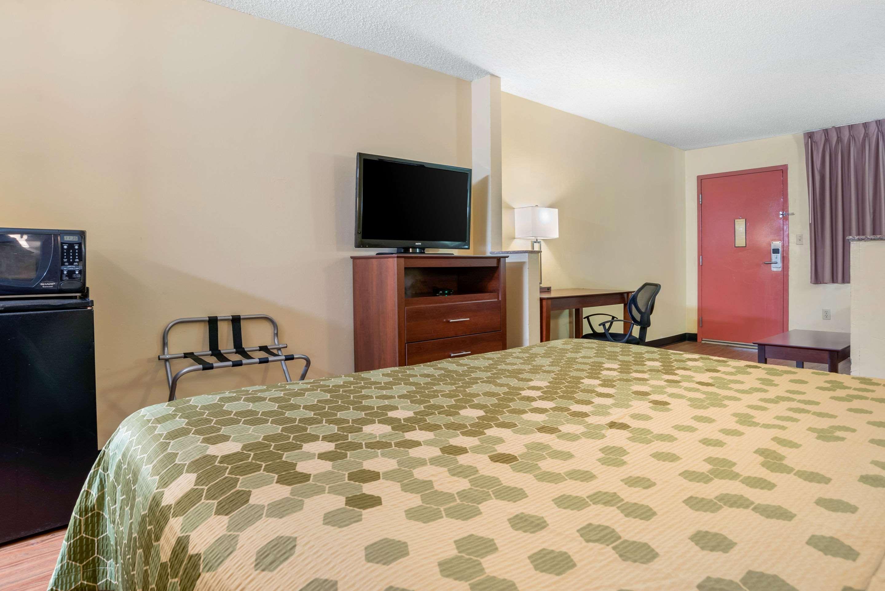 Econo Lodge Inn & Suites Форест Экстерьер фото