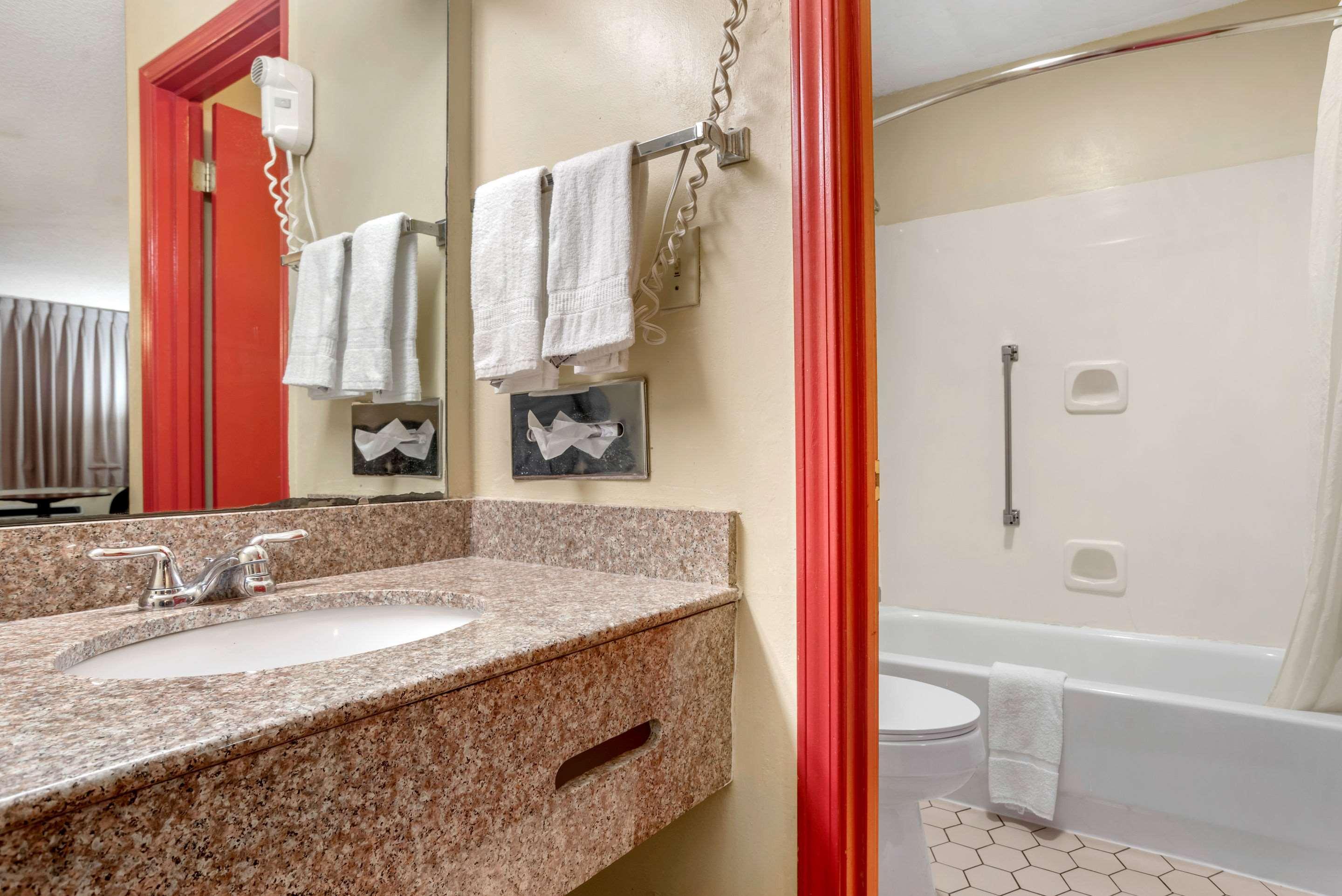 Econo Lodge Inn & Suites Форест Экстерьер фото