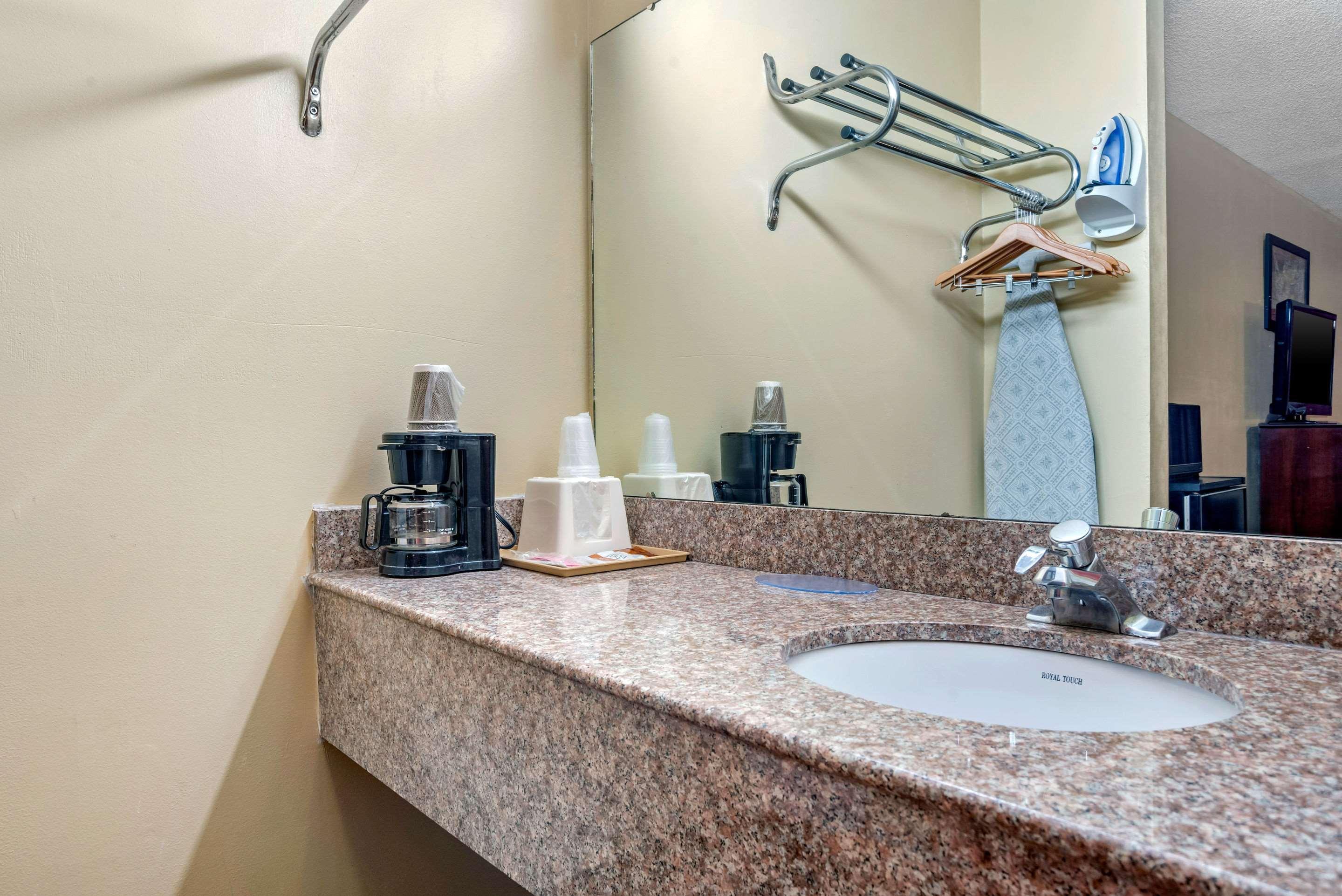 Econo Lodge Inn & Suites Форест Экстерьер фото