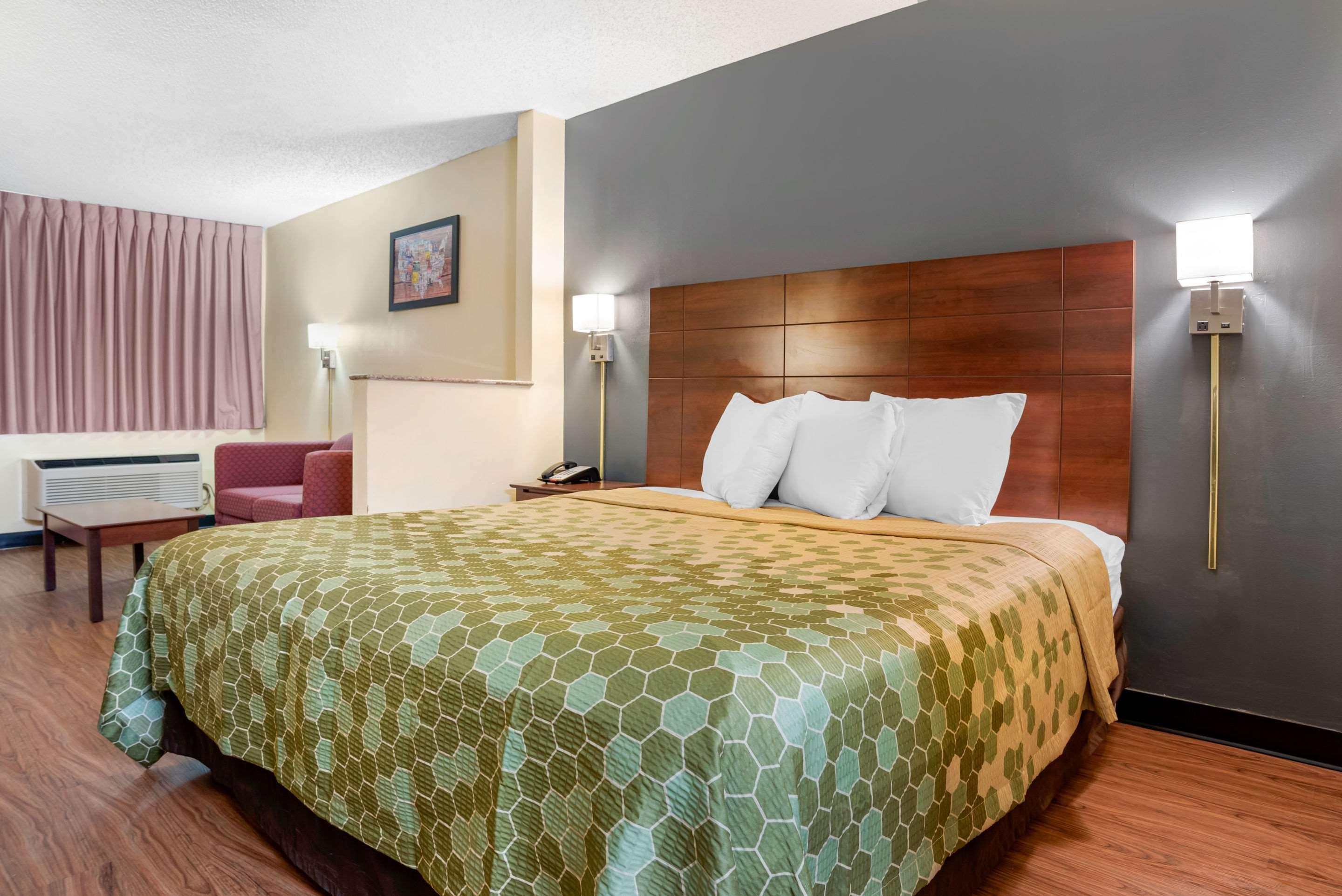 Econo Lodge Inn & Suites Форест Экстерьер фото