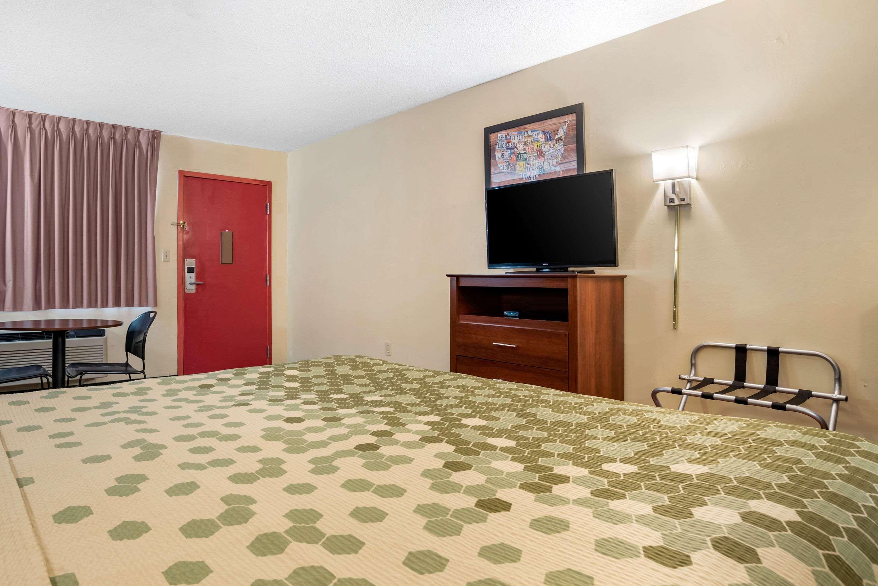 Econo Lodge Inn & Suites Форест Экстерьер фото