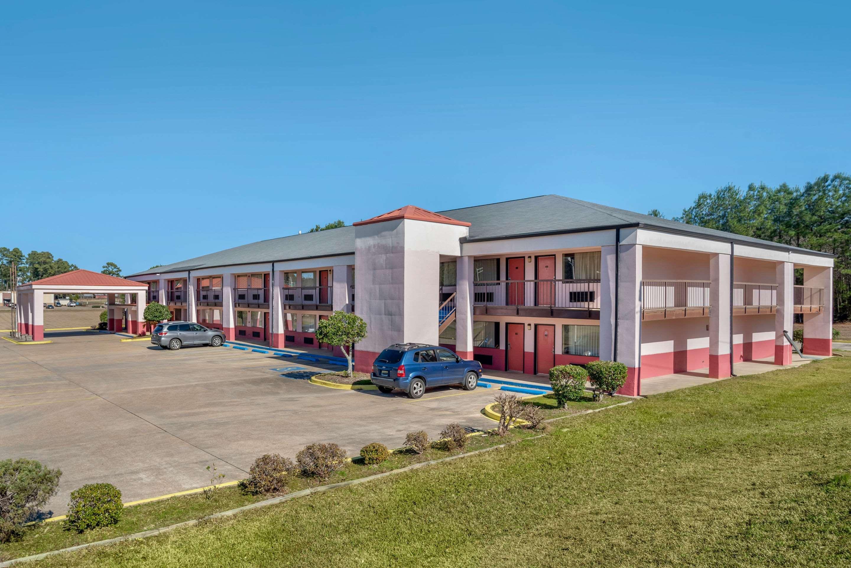 Econo Lodge Inn & Suites Форест Экстерьер фото