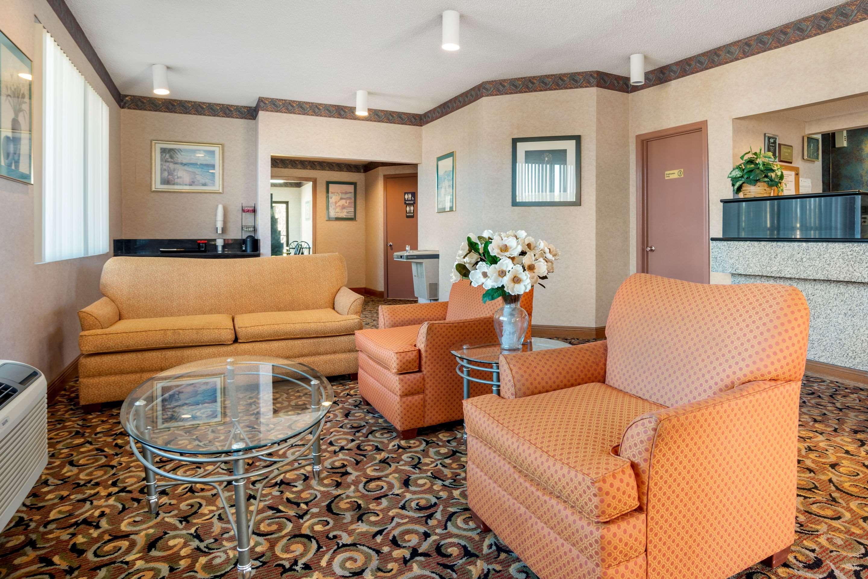 Econo Lodge Inn & Suites Форест Экстерьер фото