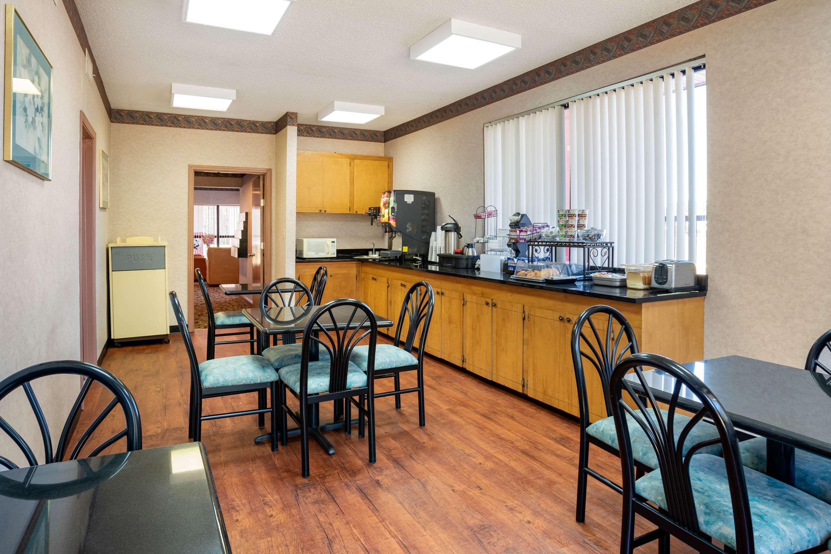 Econo Lodge Inn & Suites Форест Экстерьер фото