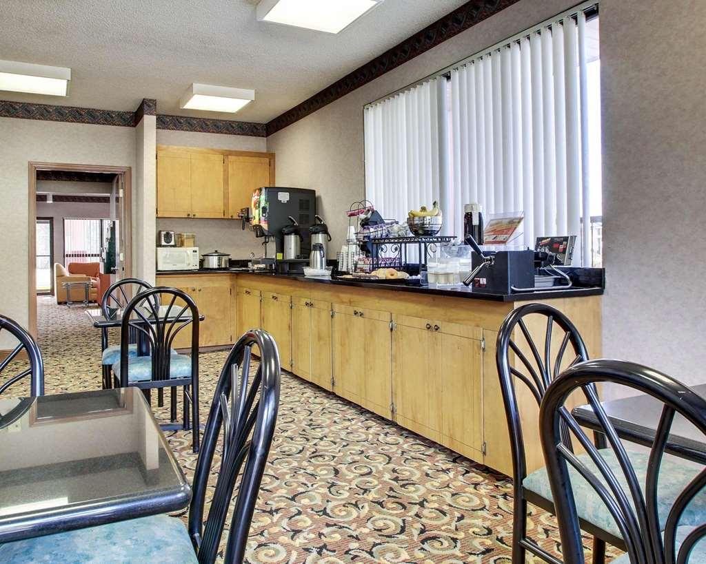 Econo Lodge Inn & Suites Форест Ресторан фото