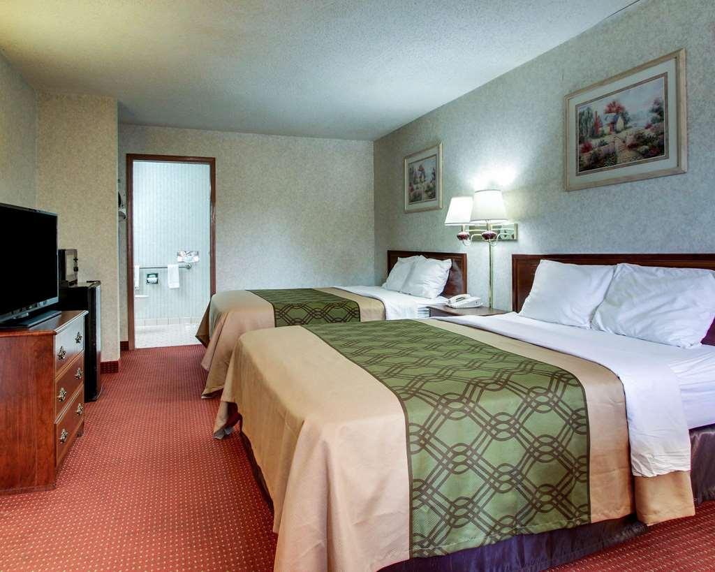Econo Lodge Inn & Suites Форест Номер фото