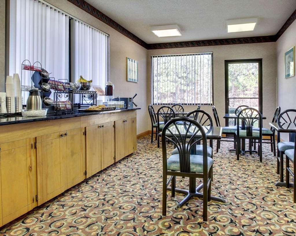 Econo Lodge Inn & Suites Форест Ресторан фото