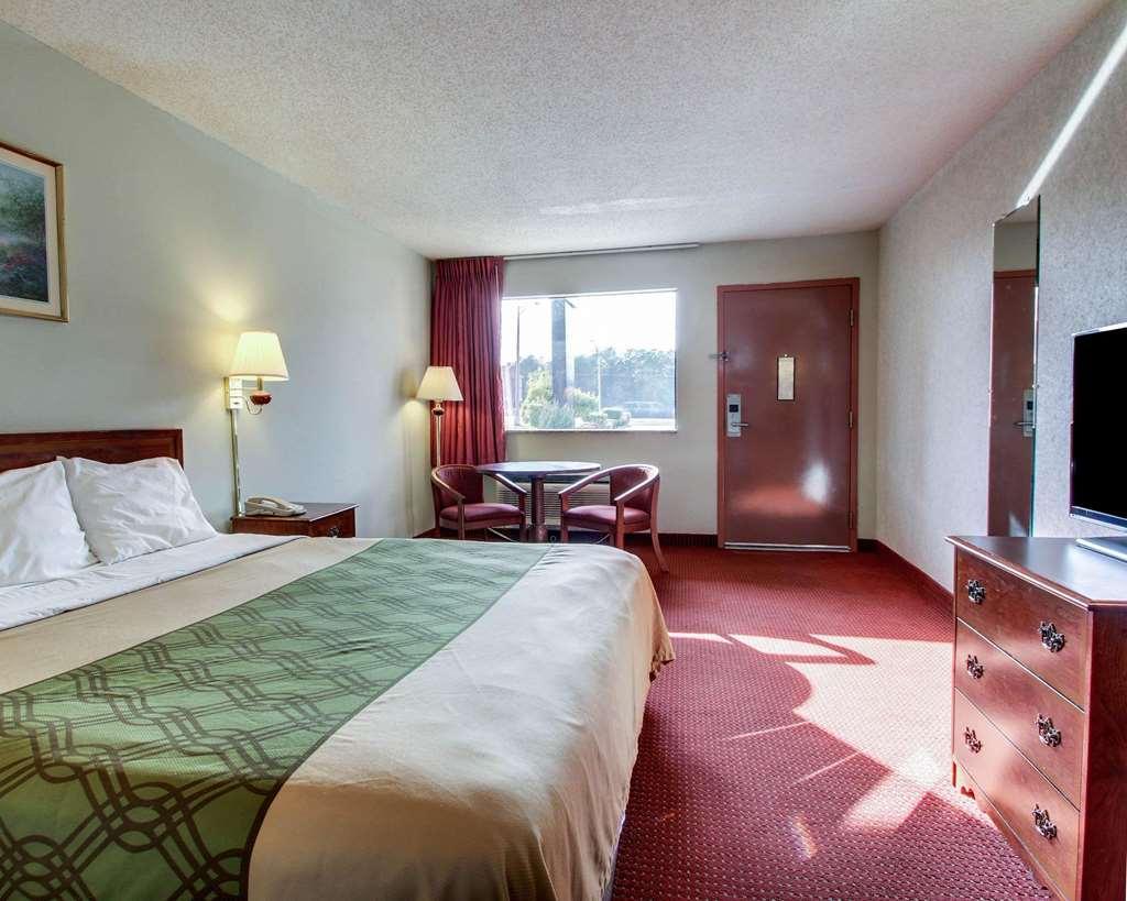 Econo Lodge Inn & Suites Форест Номер фото